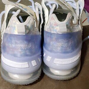 Men's size 9.5D Nike LeBron basketball shoes